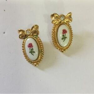 Vintage Avon Cameo Gold Rose Earrings including Box. 1980’s -1990’s